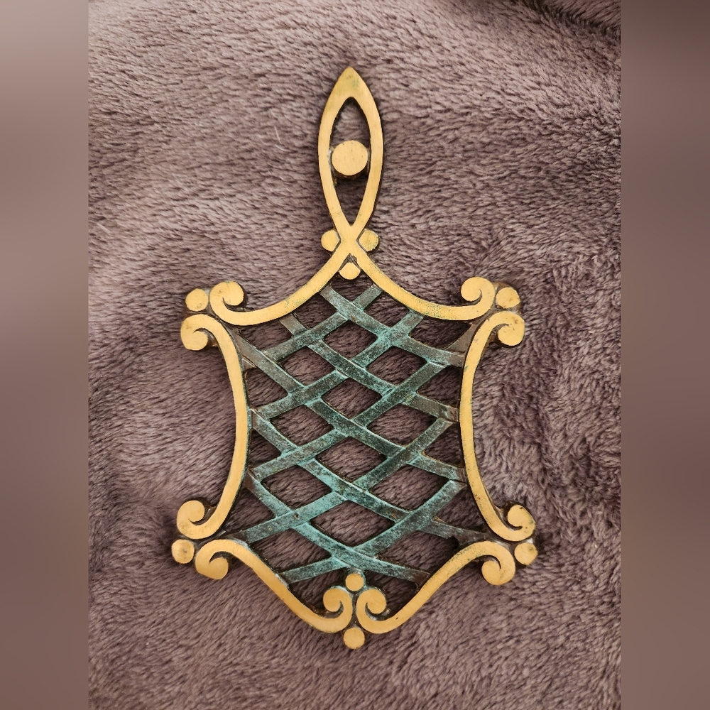 Metal trivet